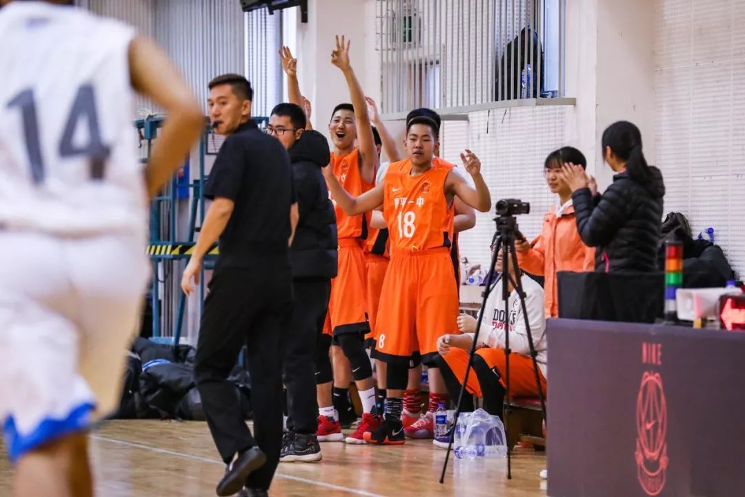 新·十六强齐亮相高中赛场惊现*力暴**隔扣丨18-19耐克高中联赛