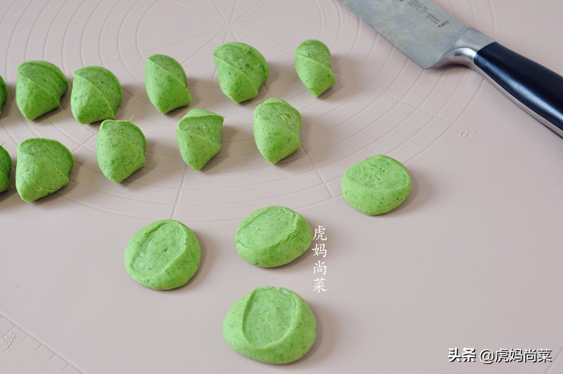 春饼这样做薄如蝉翼劲道又好吃,薄如蝉翼的春饼和面比例