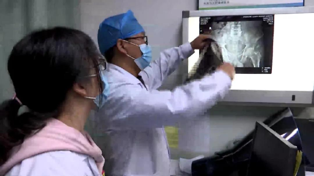 七旬老人被卡车撞伤,老人闯入货车视线盲区死亡被推倒