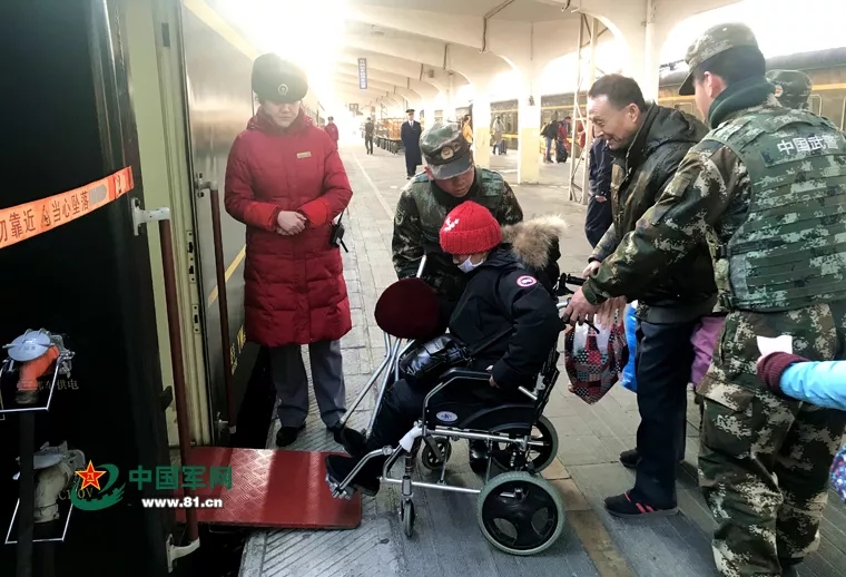 假如你在火车上遇到美女,春运车站遇到兵哥哥