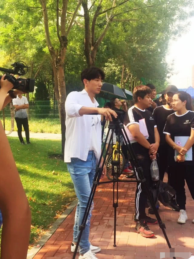 张亮晒受伤照被网友骂遭报应，看来只有官宣真相才能救回人设