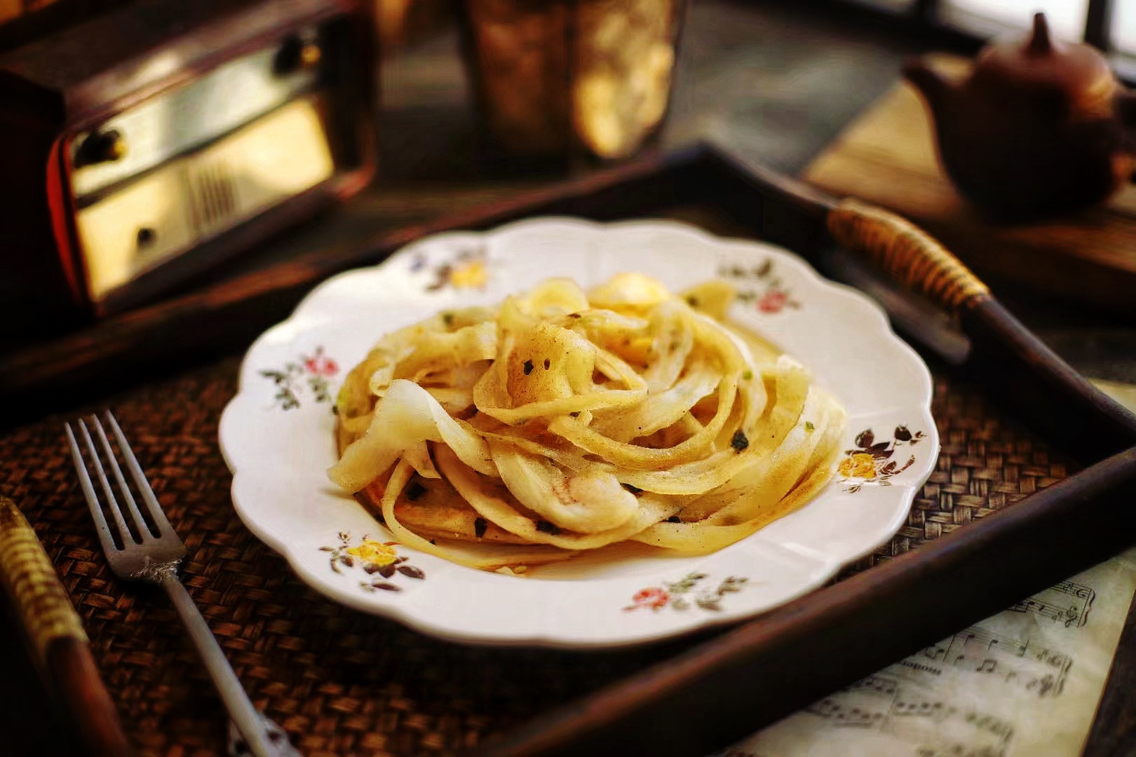 葱花千层盘丝饼,葱油千层饼加鸡蛋