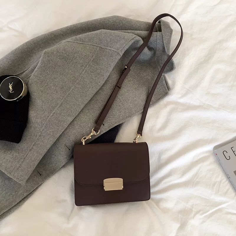 淘宝店铺包包200元,淘宝小ck包100多是正品吗