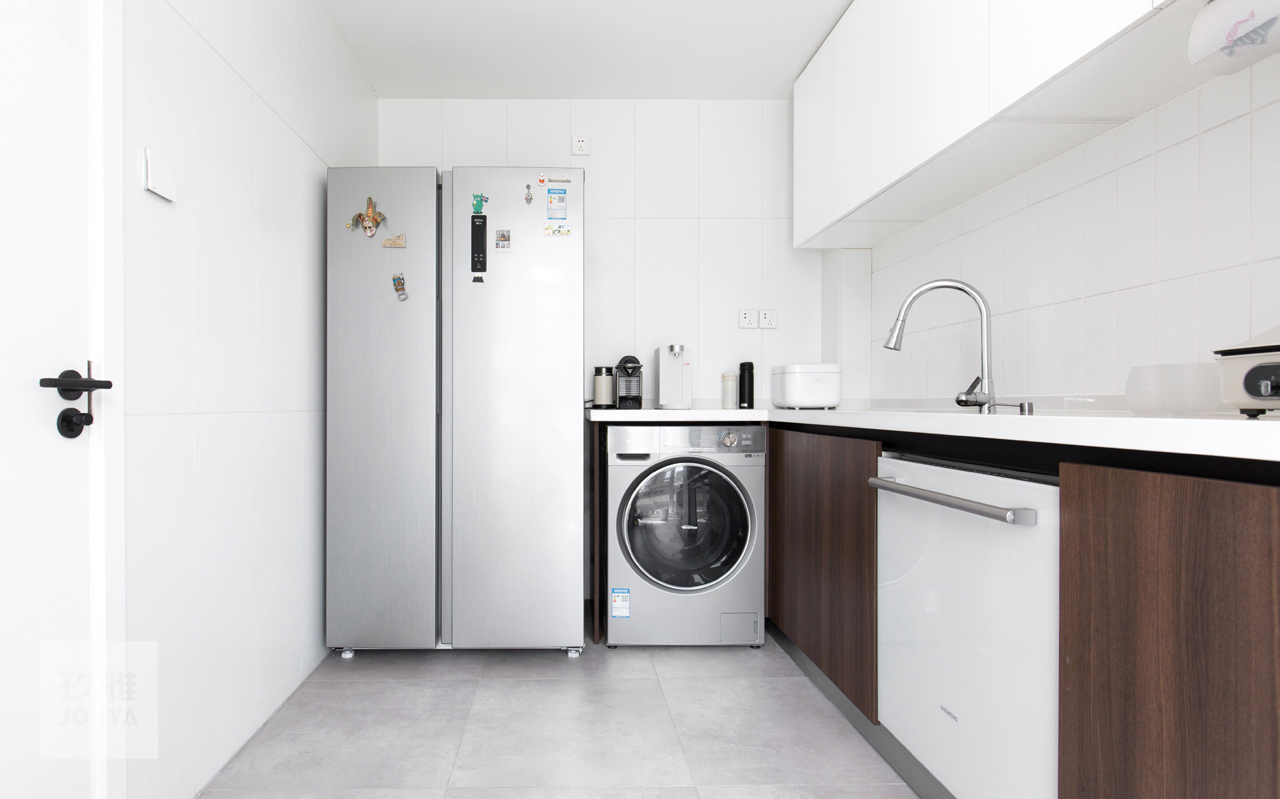 这家的电视柜既能收纳,也是喵星人乐园