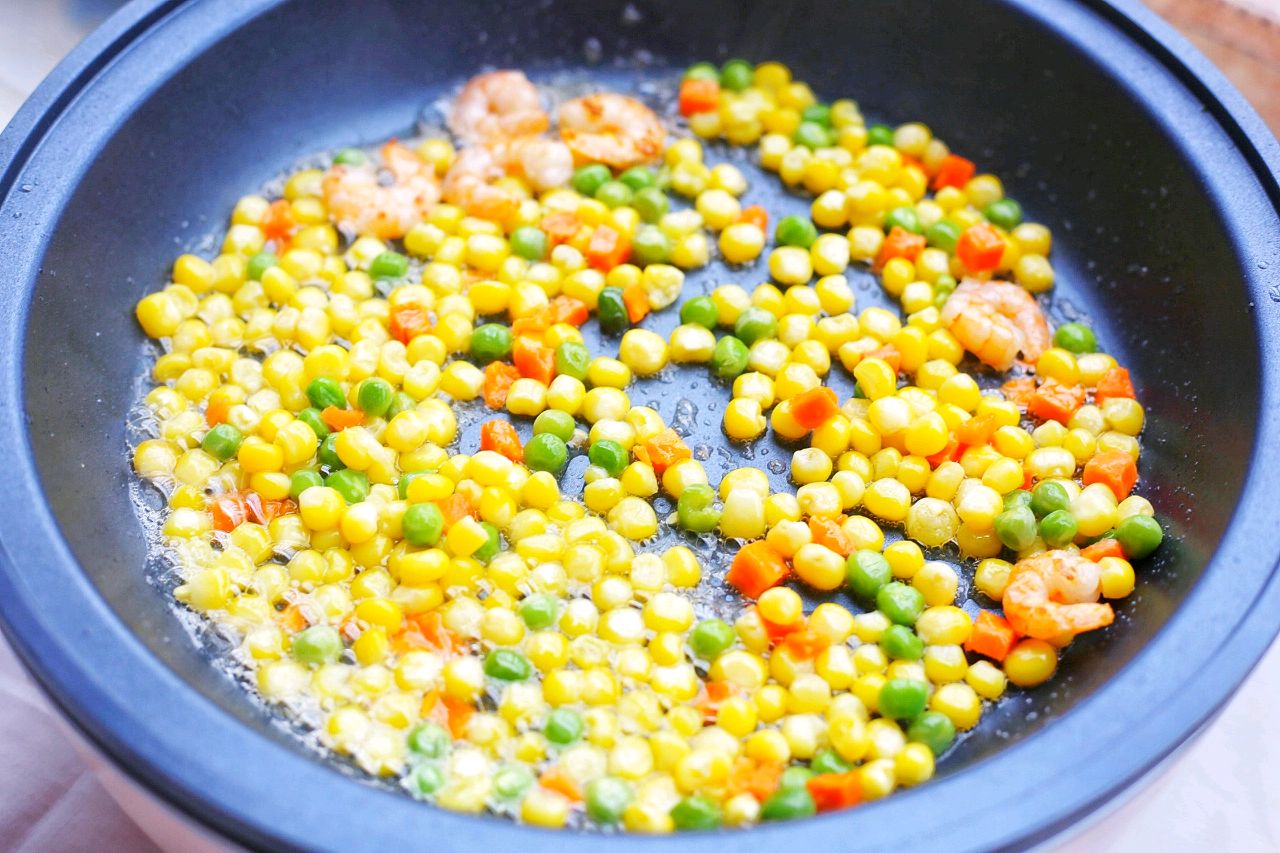 椰香虾仁炒饭教学视频,泰式椰子虾仁炒饭