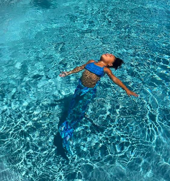 亿万富婆金小妹宠女无度!斯托米穿泳衣变美人鱼,偌大泳池开眼界