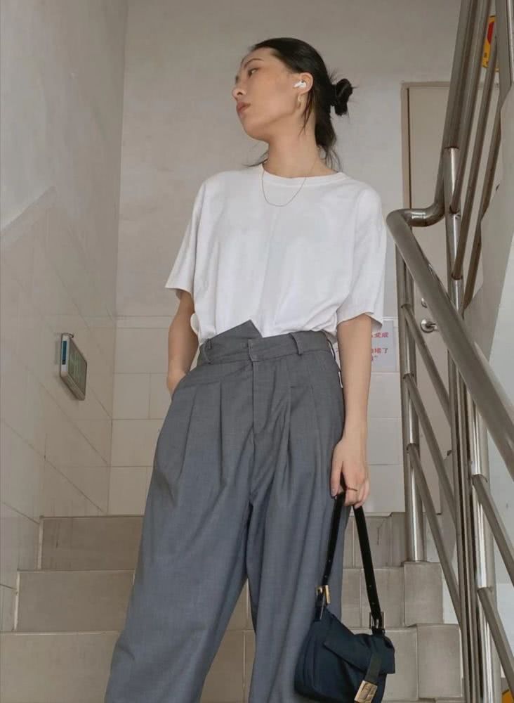 微胖黑色t恤怎么穿才好看,肥t恤女怎么搭配