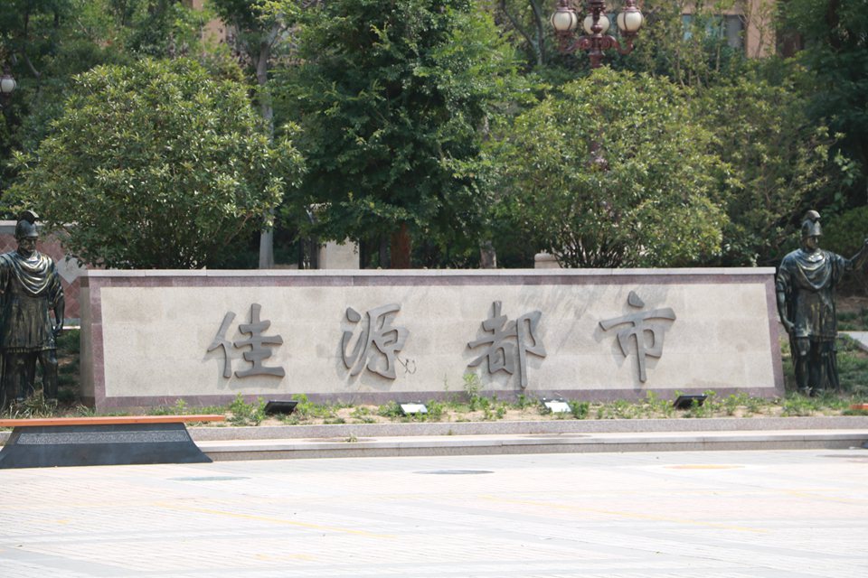 “渣渣墙”用钥匙就能抠出洞!青岛即墨正大·佳源都市弄啥咧