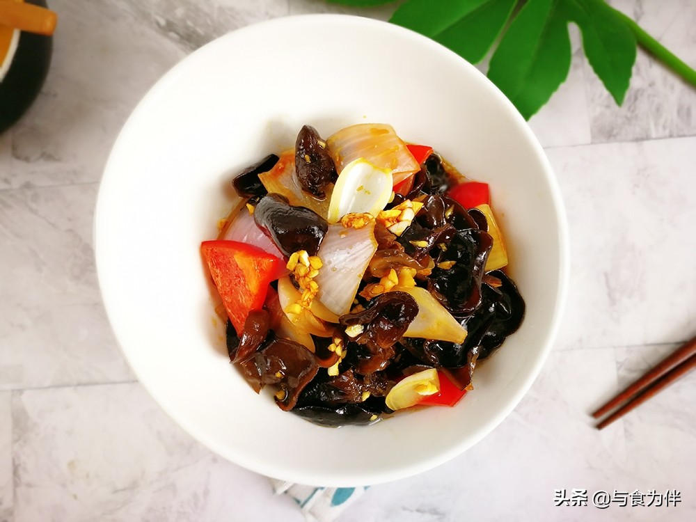 洋葱拌木耳洋葱泡水吗,洋葱拌木耳洋葱怎么做才不会辛辣