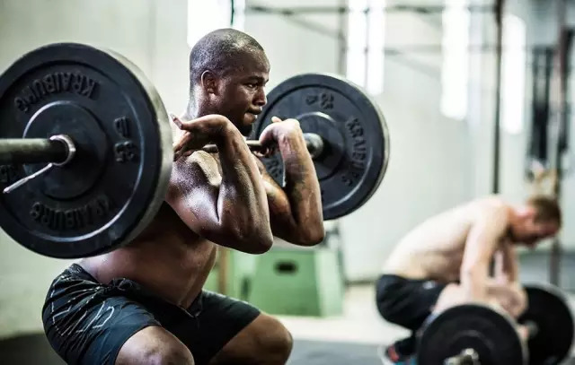 哑铃推举常出的错误,哑铃推举做几组就力竭