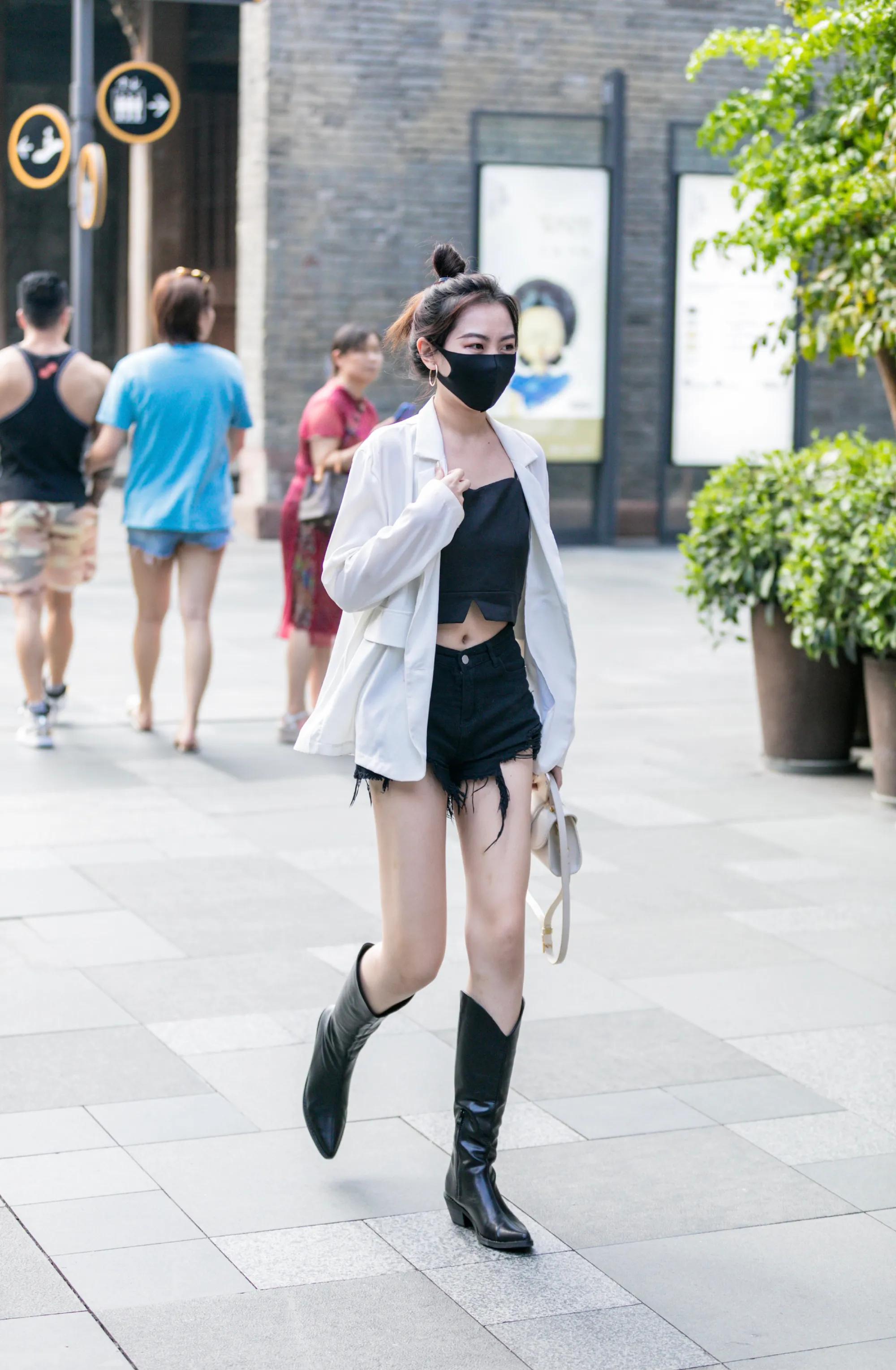 牛仔短裤街拍搭配图片,三里屯牛仔短裤穿搭街拍