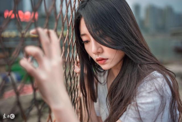 小说：没被丧尸伤着，她却被痛经折腾得奄奄一息，男友贴心照顾