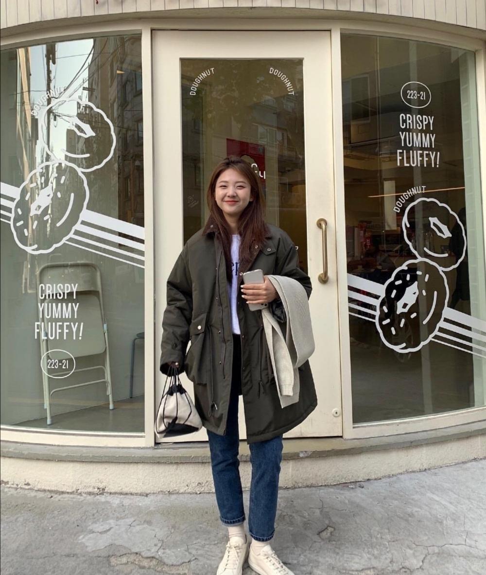 韩国冬季小姐姐黑大衣穿搭,韩国小姐姐冬日简约气质穿搭日常