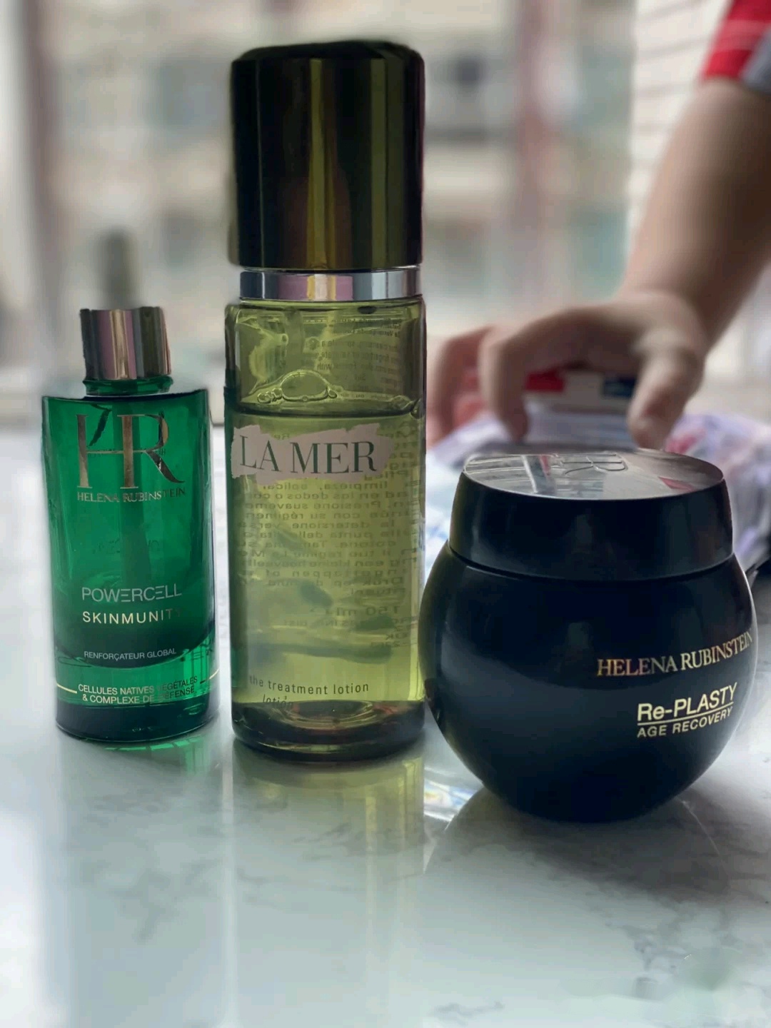 赫莲娜和海蓝之谜是一个品牌吗,赫莲娜和海蓝之谜哪个知名度高