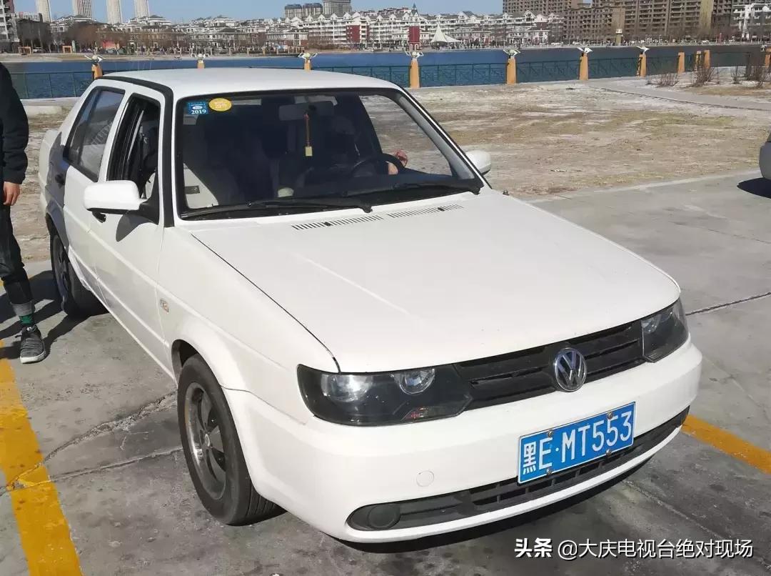 大庆平安驾校湖边停车场内练“倒库”如此练车“平安”吗?