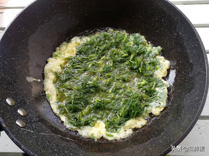 鸡蛋和小茴香一起好吃吗,鸡蛋炒茴香能治肚胀吗