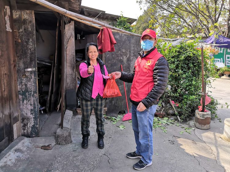 白云｜年事已高，疫情期间不便出门？别担心，“红马甲”为你服务