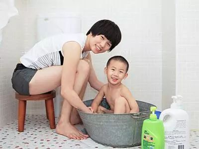 亲爹在高铁上猥亵女儿，不是父爱是下流！