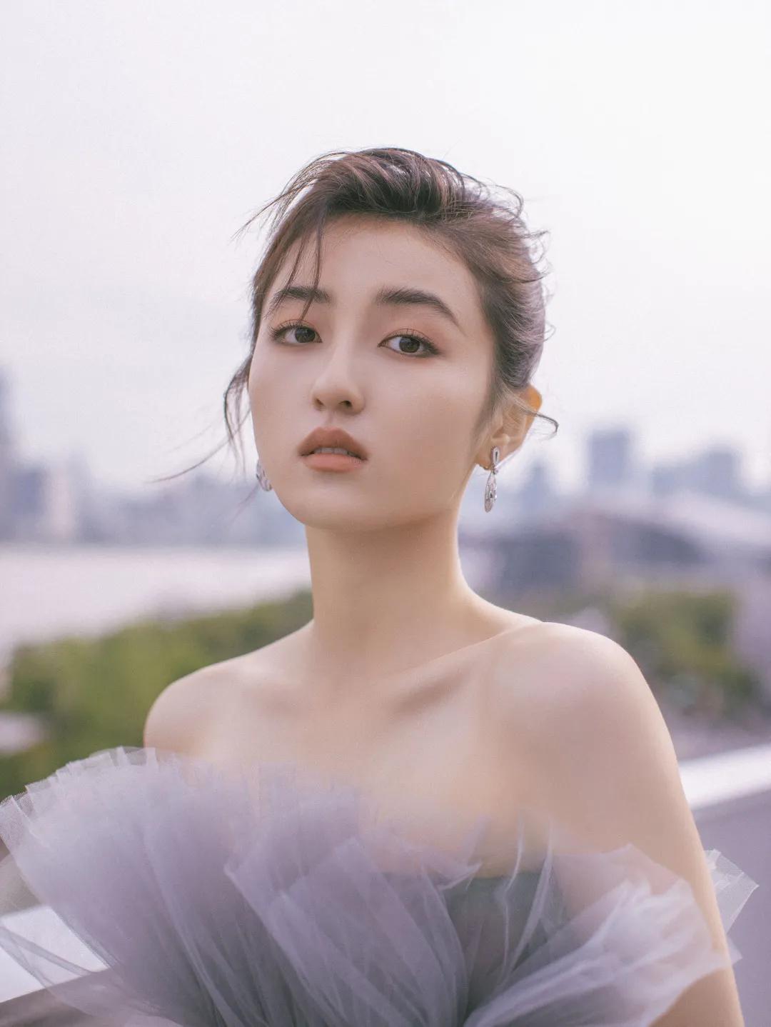 最新明星红毯珠宝,女明星红毯封神造型礼服