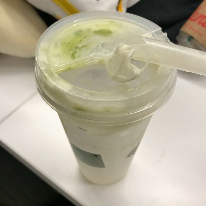 奶茶惊现“套套”喜茶骑手都不背锅!