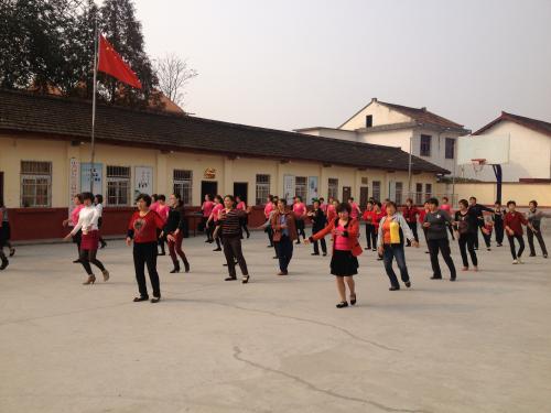 请不要取消笼式足球场！给足球留条活路吧，我们敌不过广场舞大妈