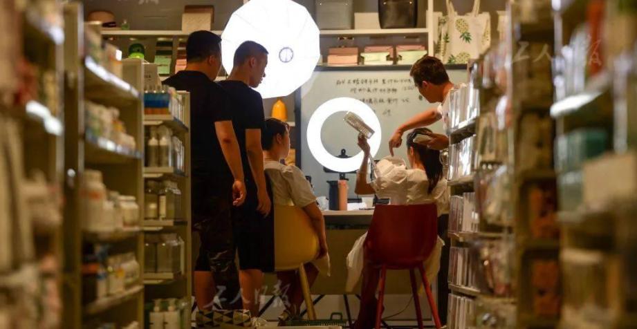 义乌小商品抖音直播,义乌夫妻直播赚钱