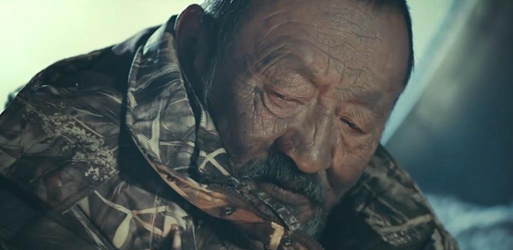 75岁老头被狼群追杀徒手大战狼群,放羊老汉遭遇狼群