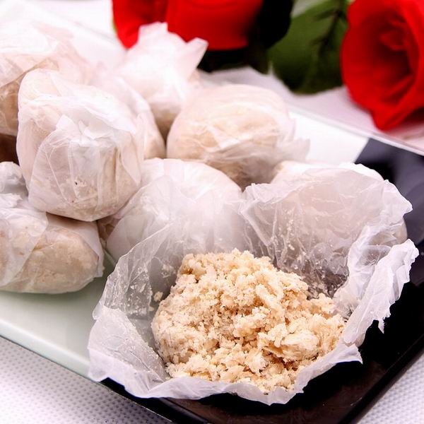 一男子吃了化成水的糖果,一男子吃了颗糖