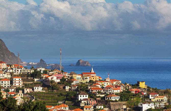 c罗从贫民窟到亿万豪宅,c罗年入1.25亿美元多少人民币