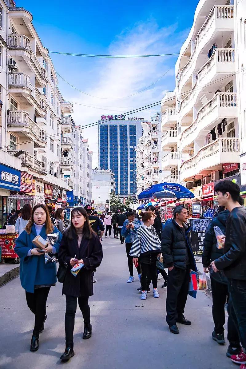 我们汉口学院的同学们是大花岭镇上“最孤独”的人