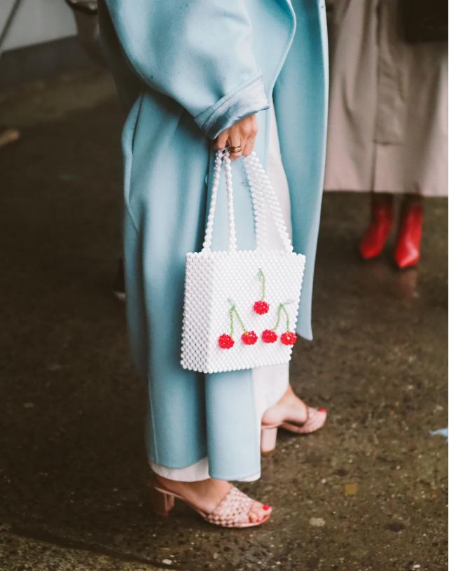 现在的斜挎帆布包还流行吗,还在背水桶包吗