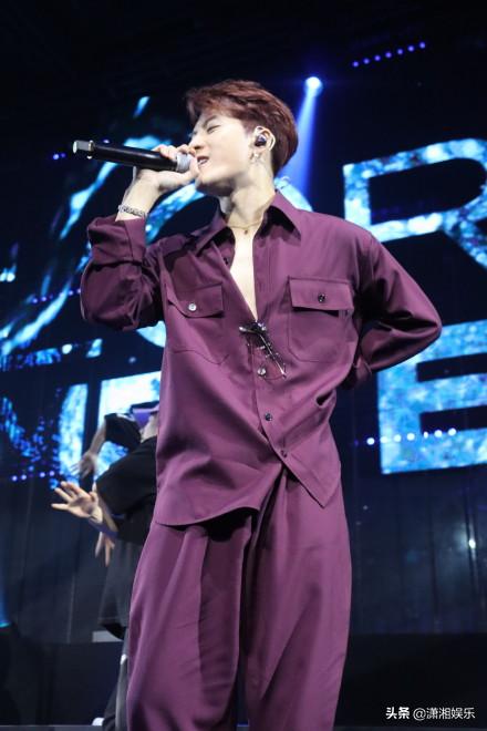 王嘉尔懒理丁太升粗鄙之语,冒雨参加活动,隔着口罩送飞吻引尖叫