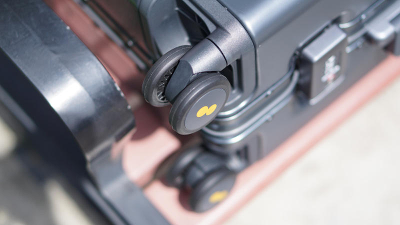 粗铝框设计，TSA密码锁，地平线8号行李箱，出差旅行好伙伴