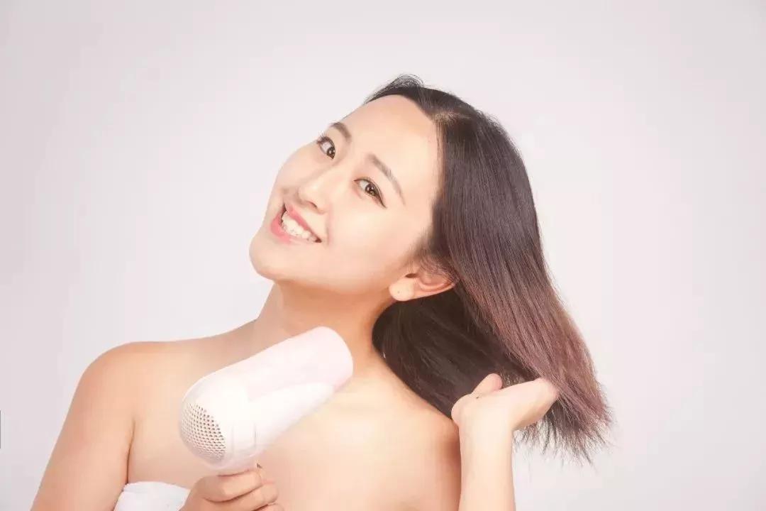 头发没干不要别睡，教你一个妙招，3分钟轻松搞定湿发