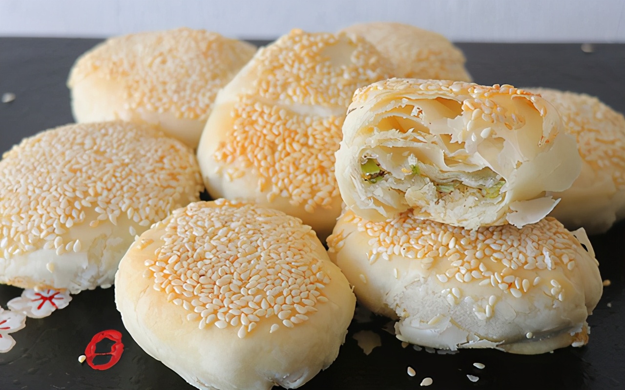 黄桥烧饼层层叠叠的一口酥香,新鲜出炉的黄桥烧饼外酥里嫩