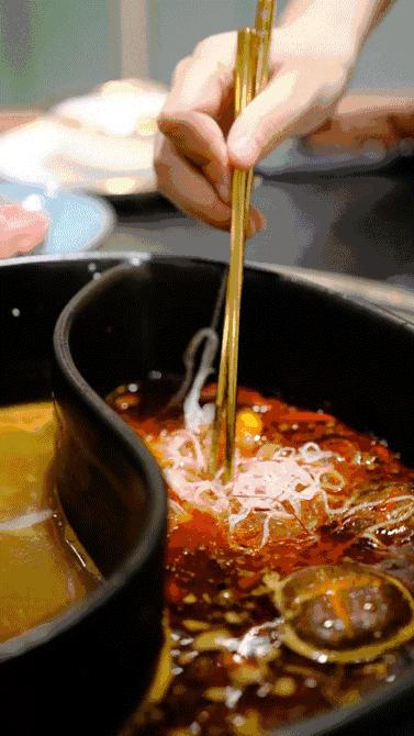 东莞首家火锅+烤肉一体涮就在万江家汇城，几百人排队等着吃