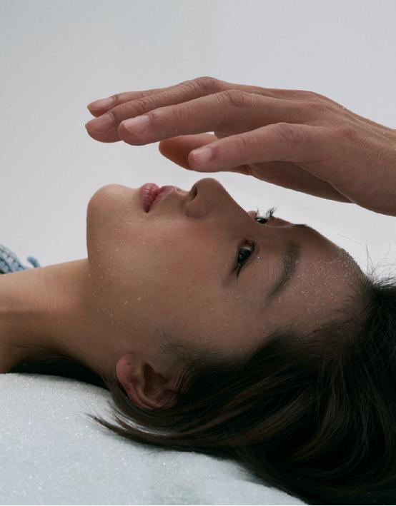 周冬雨蓝色头发杂志写真,周冬雨最近造型照片