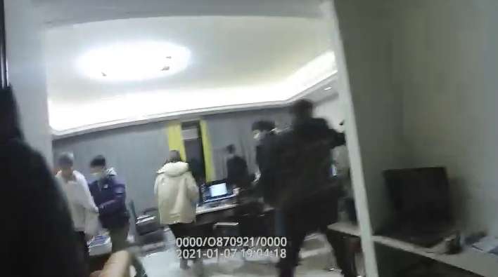 男子迷恋上女主播抛妻弃子当事人,男子恋上00后女主播