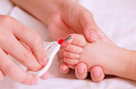 宝宝被蚊虫叮咬后如何正确处理,宝宝脚被蚊虫叮咬后肿胀严重