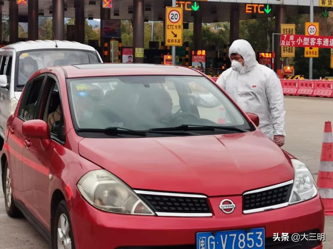 一抹志愿红齐心协力抗疫情,一抹志愿红温暖居民心