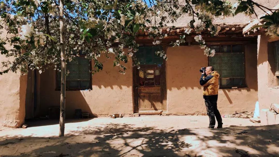 把泳池搬进沙漠，圈黄河做庭院，一个男人的西部世界，可以有多野