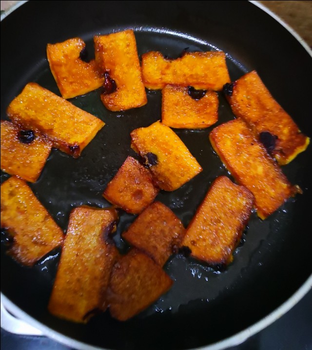 奸商！竟敢在买的糯米粉掺了这么多粘米粉，但油煎却非常成型漂亮