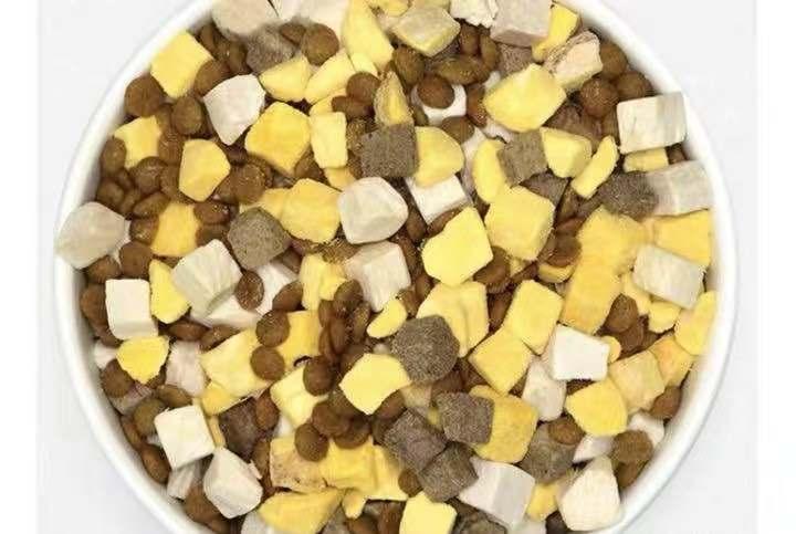 拉布拉多幼犬喂狗粮要喝水,拉布拉多幼犬喂什么狗粮好