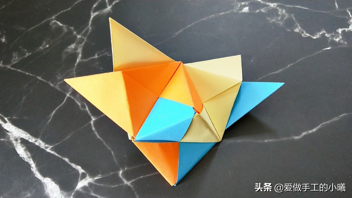 好玩的折纸旋转陀螺有一点点复杂,不用胶水就可以折的陀螺