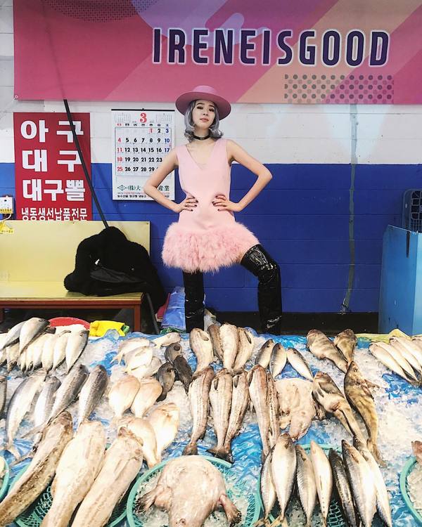 什么颜色显白适合黄黑皮肤衣服,最流行的衣服颜色显肤色白