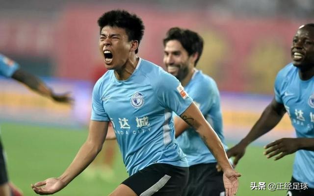 大连队陷入万达风波后，悄悄做了这一件事，球员球迷集体为它点赞