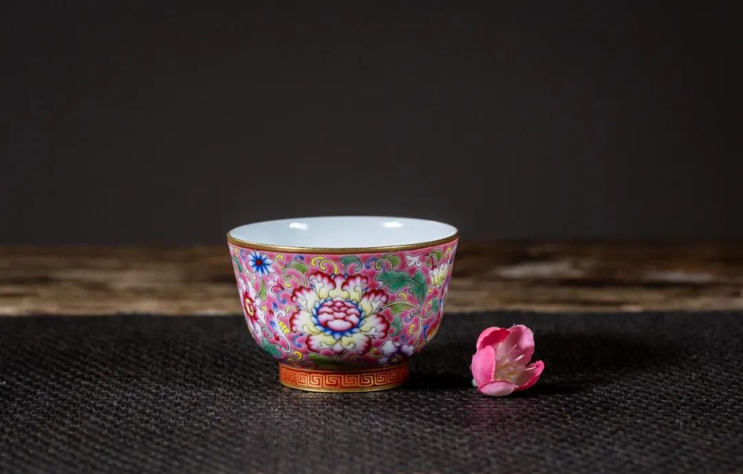 宫廷用的珐琅彩盖碗杯,珐琅彩堆花杯