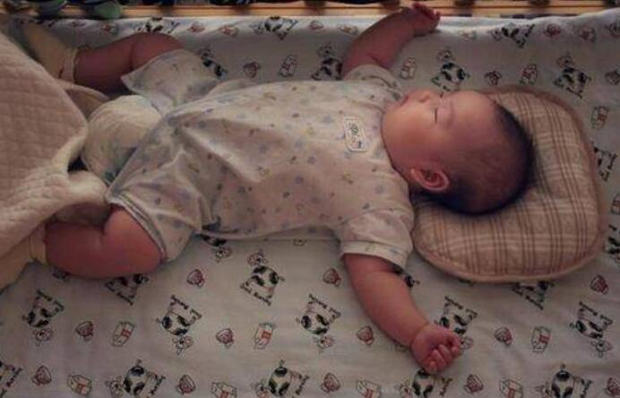 六个月宝宝吃饱了还频繁醒来,近六个月宝宝晚上频繁醒吃奶