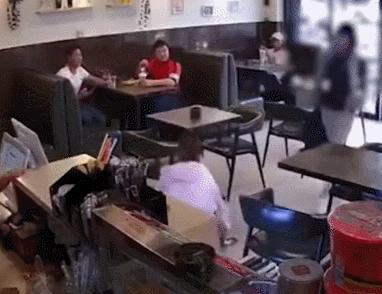 奶茶店女子被女子暴打后续,奶茶店门口女子被暴打
