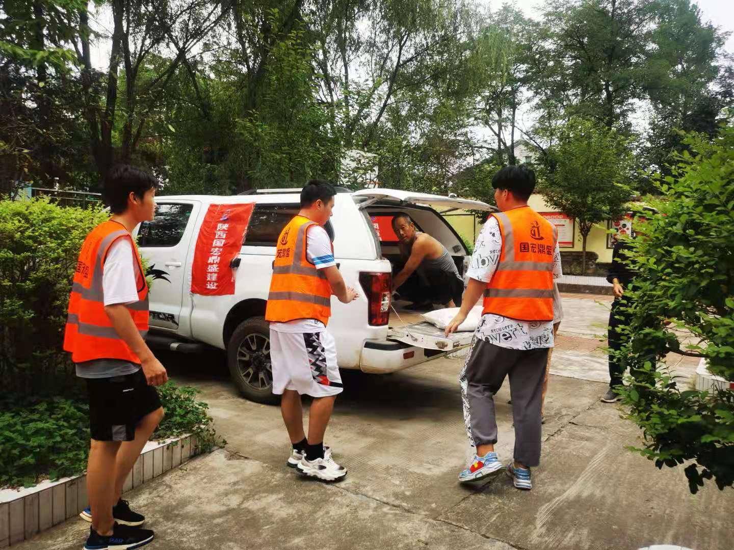 陕西国宏鼎盛建设有限公司援助洛南县保安镇眉底村开展生产自救